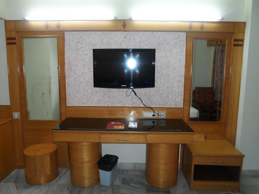 Hotel Plr Grand Tirupati Exterior photo