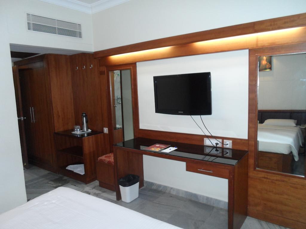 Hotel Plr Grand Tirupati Exterior photo